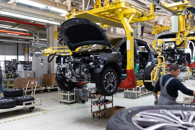 Corpos de carro estão na fábrica de linha de montagem para produção de carros indústria automotiva moderna um carro