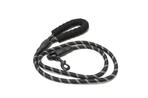 Correa de perro negra y gris, aislada sobre fondo blanco. Concepto de accesorios para perros.