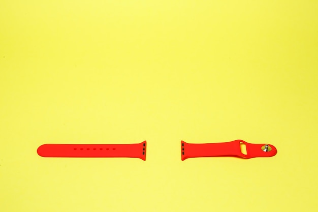 Correa de silicona para reloj inteligente color rojo sobre fondo amarillo
