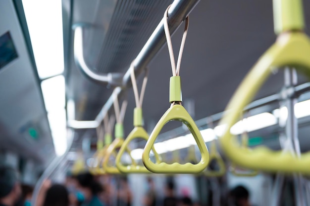 Correas colgantes en el fondo vacío del metro del metro