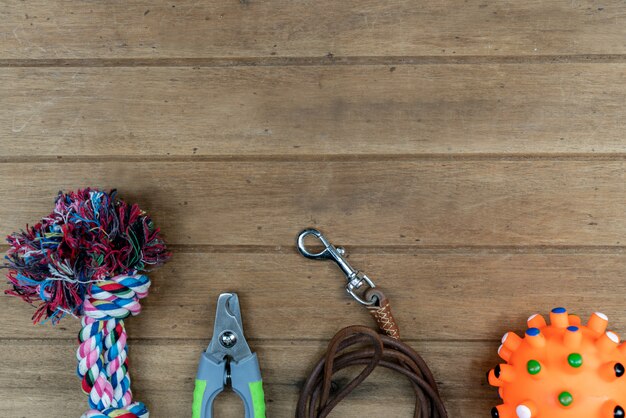 Correas para mascotas en mesa de madera. Concepto de accesorios para mascotas