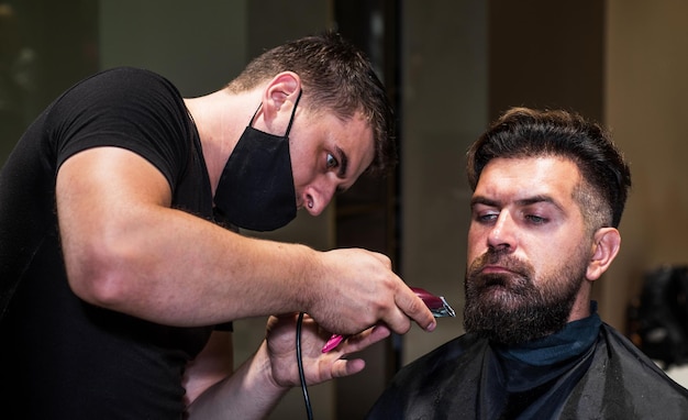 Corrección de barba en salón de barbería por maestro para moda de cabello de hombre