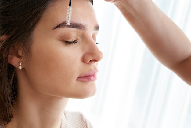 Foto corrección de cejas profesional en salón de belleza spa