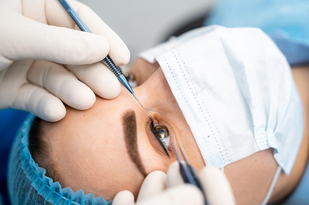 Corrección de ojos de mujer con láser Operación con corrección de visión con láser Vista recortada Foto de stock