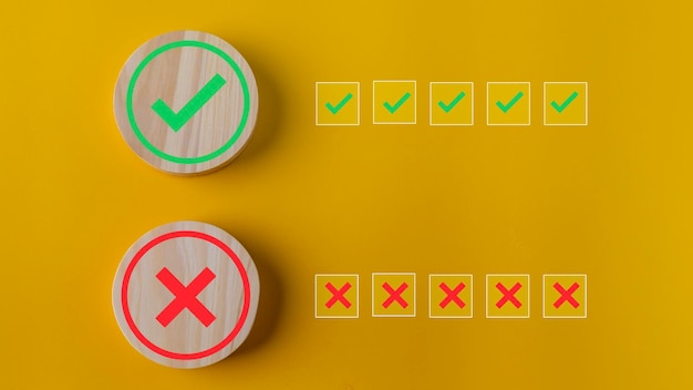 Correcto e incorrecto o votar sí o no concepto bloques de madera con marcas de comprobación en un fondo amarillo la idea de la elección