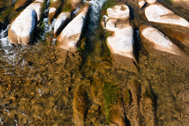 Corredeiras perto do sopé da montanha com florestas de terracota