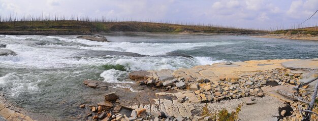 Corredeiras rochosas em um rio do norte