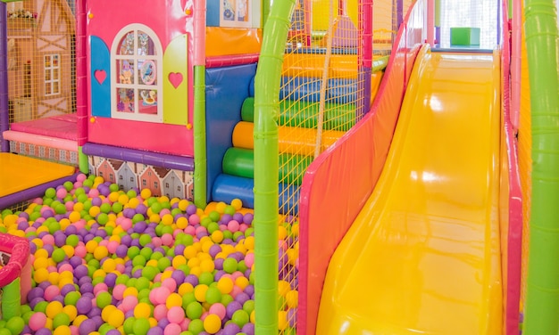 playground infantil coberto em parque de diversões com bolas coloridas para  brincar - dentro do lindo playground infantil bola de plástico colorido da  sala de jogos 4631053 Foto de stock no Vecteezy