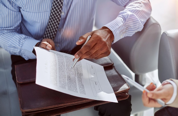Corredor de abogados o gerente de recursos humanos que firma un acuerdo de contrato con el cliente o el empleado