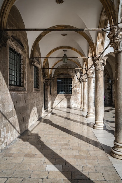 Corredor arqueado en el casco antiguo de Dubrovnik