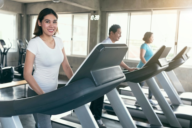 Corredor asiático do exercício da família do grupo na aptidão da ginástica que sorri e feliz. estilo de vida saudável.