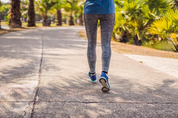 Corredor atleta corriendo en el parque tropical mujer fitness amanecer jogging entrenamiento bienestar concepto