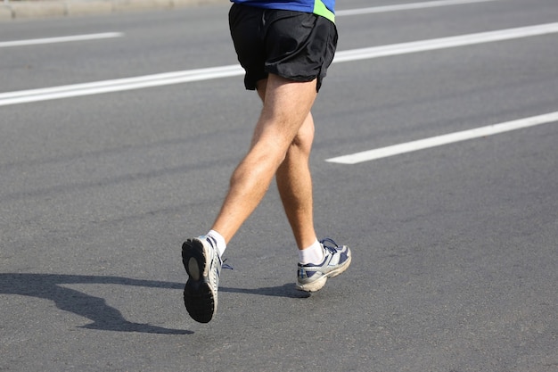 Corredor de atleta en la distancia de maratón