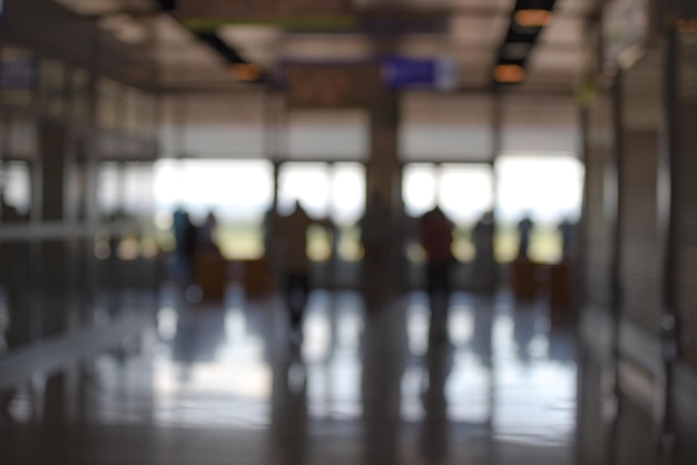 Corredor en un centro de negocios moderno o en un aeropuerto desenfocado con luces bokeh