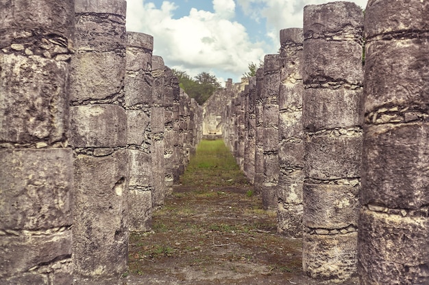 Foto corredor de la columna del templo de los guerreros en el complejo arqueológico de chichén itzá en méxico