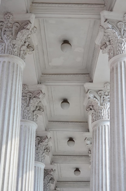 Corredor de columnas en el patio del Palacio de la Cultura y el Teatro La textura de la columna