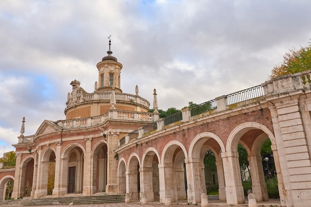 Corredor com arcos em monumento em Aranjuez