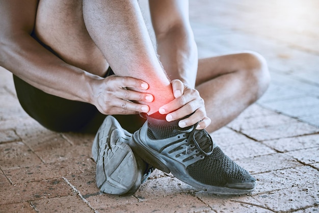 Corredor com lesão de corrida esportiva médica e dor no tornozelo inchado Atleta masculino tratando entorse no pé homem com emergência de treinamento físico e músculo da perna dolorida do treino cardio com sapatos de ginástica