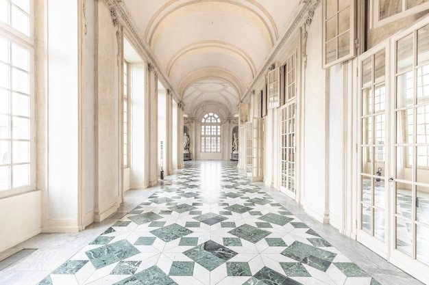 Corredor com piso feito de mármores de luxo Muita elegância para este interior italiano na região de Venaria Reale Piemonte Itália