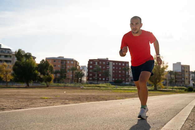 Corredor comenzando a correr en el parque