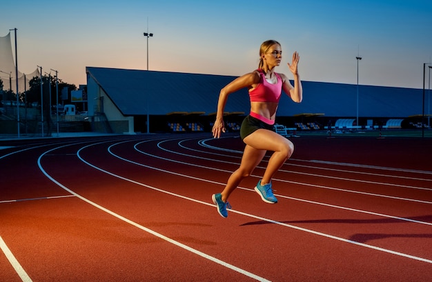 Corredor corriendo hacia el éxito en la ruta de ejecución corriendo concepto de logro de objetivos de pista de atletismo