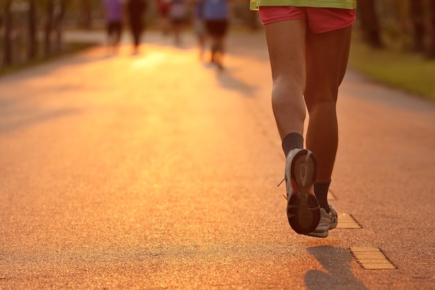 Foto corredor corriendo a la luz del atardecer