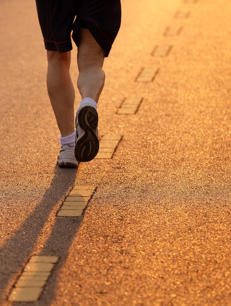 Corredor corriendo a la luz del atardecer