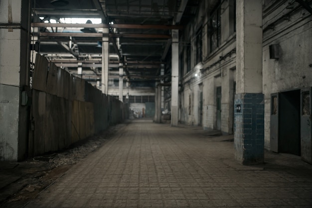 Corredor da fábrica abandonada, interior do grunge, ninguém. edifício antigo da indústria quebrado, casa industrial vazia