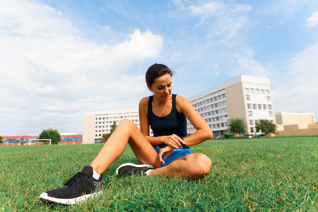 Corredor de atleta correndo na pista de atletismo treinando seu cardio. mulher correndo para a corrida de competição no estádio ao ar livre de verão.