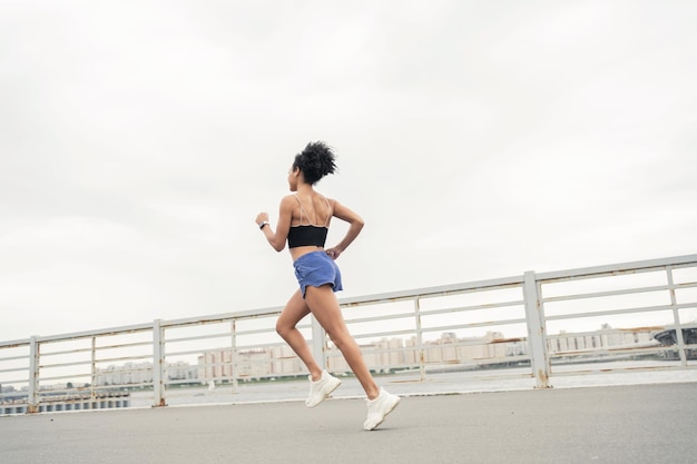 Corredor de atleta feminina corre em exercícios ativos de roupas esportivas para saúde