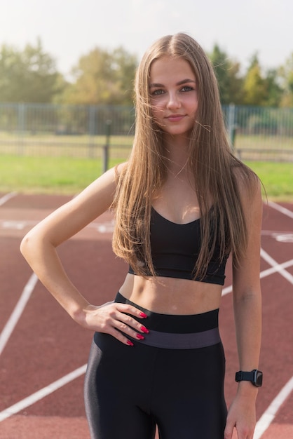 Corredor de atleta jovem no estádio ao ar livre