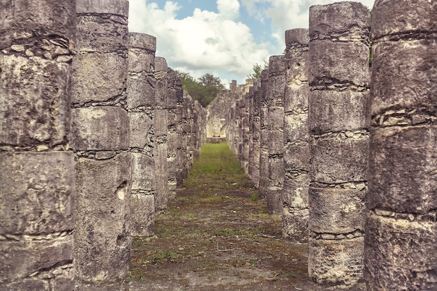 Corredor de colunas do Templo dos Guerreiros no complexo arqueológico de Chichen Itza, no México