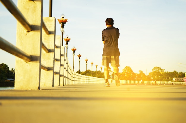Corredor de homem correndo, movimentando-se para fitness e saúde.