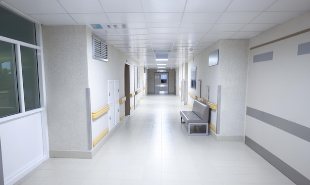 Corredor de hospital moderno vazio com sofá