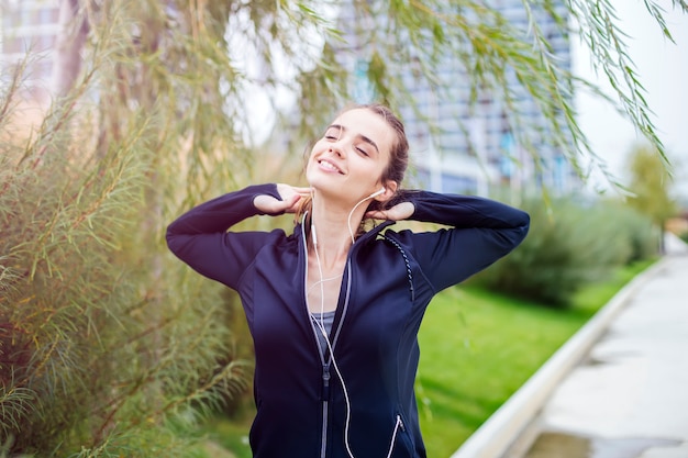 Foto corredor de mulher desportivo e ativo está ouvindo música