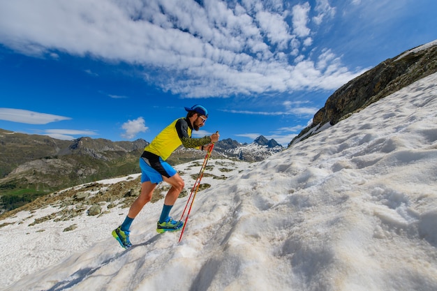 Corredor de Skyrunner subida em um trecho de neve