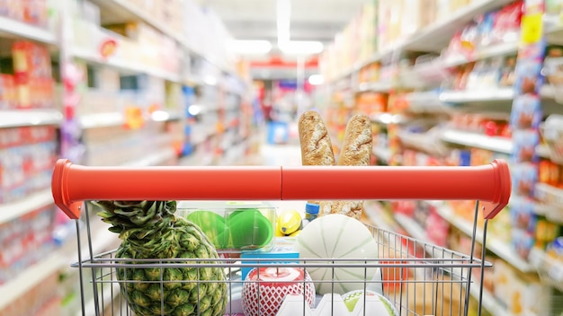 Corredor de supermercado com renderização de ilustração 3d de carrinho de compras vermelho vazio