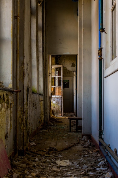 Foto corredor de um edifício abandonado