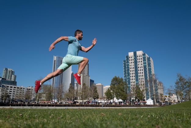 Corredor deportivo hombre corriendo en la ciudad de san diego