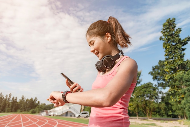 Corredor desportivo mulher asiática no sportswear na moda.