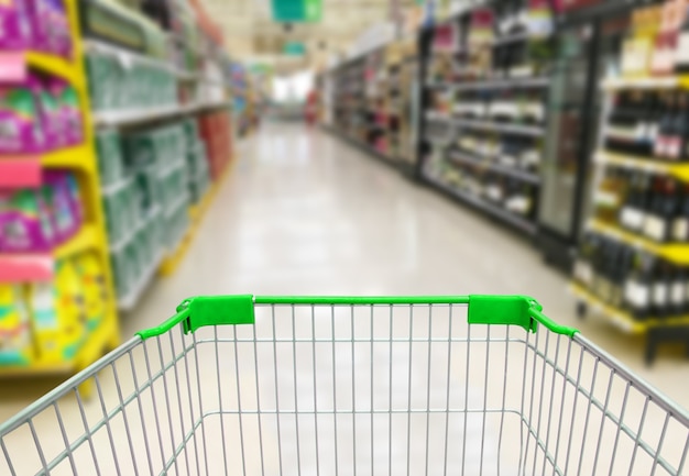 Corredor do supermercado com carrinho de compras