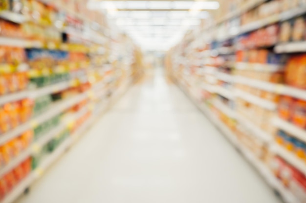 Corredor do supermercado com prateleiras de produtos, borrão abstrato e fundo desfocado