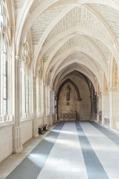 Corredor de un edificio antiguo en la ciudad de Burgos, Castilla y León, España