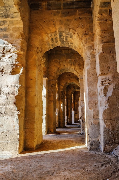 Corredor em ruínas do maior coliseu norte da África El JemTunisia UNESCO