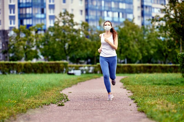 El corredor se entrena con una máscara facial como protección contra el covid