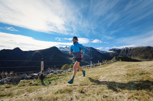 Foto un corredor se entrena en los prados de la montaña