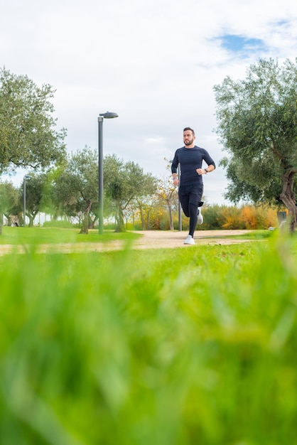 Corredor con entrenamiento de máscara en un parque