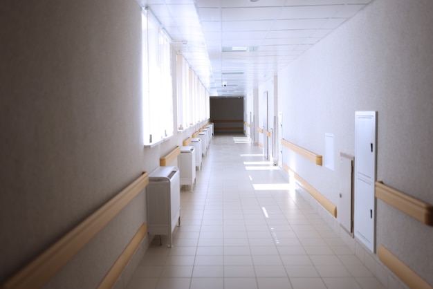 Corredor espaçoso vazio e claro em instalação médica