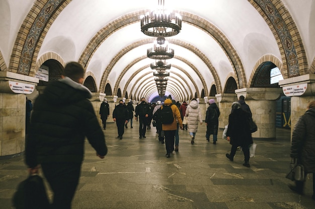 Corredor de la estación más profunda del mundo arsenalna en kiev metro o kyiv metro es un sistema de metro