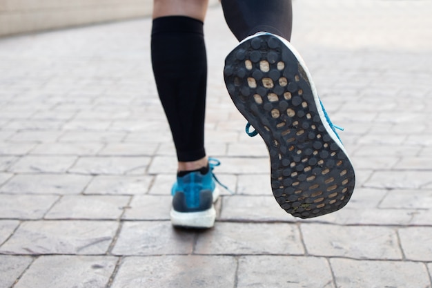 Corredor femenino corriendo en la calle